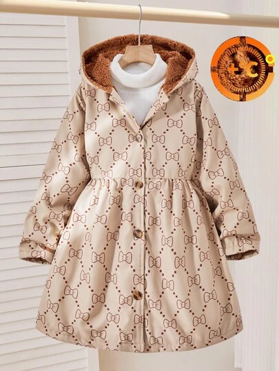 女童休闲蝴蝶印花连帽羊毛外套，卡其色，适合秋冬外出、逛街、通勤、旅行，可搭配牛仔裤、运动裤、连帽衫