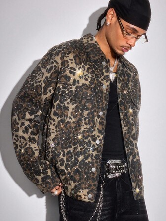 Street Life Camisa de mezclilla con estampado de leopardo y rhinestones, de moda y casual para hombre, otoño