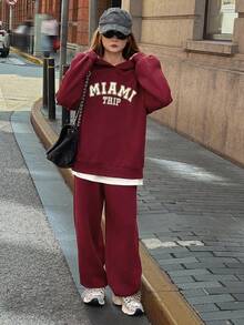 DAZY 少女休闲字母印花落肩宽松连帽衫和运动裤套装，适合春秋季日常通勤和运动 - 酒紅色 - 查看 4