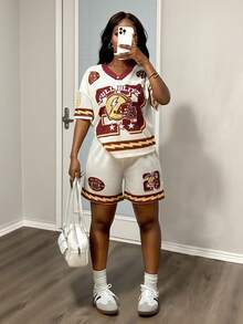 Slaydiva 2025新款夏季休闲街头运动风音乐季机车风23数字蜘蛛网复古图案全身印花V领短袖宽松T恤+宽松短裤大网眼针织杏色拼酒红色23号橄榄球闪电印花女士两件套-A - 杏色 - 查看 3