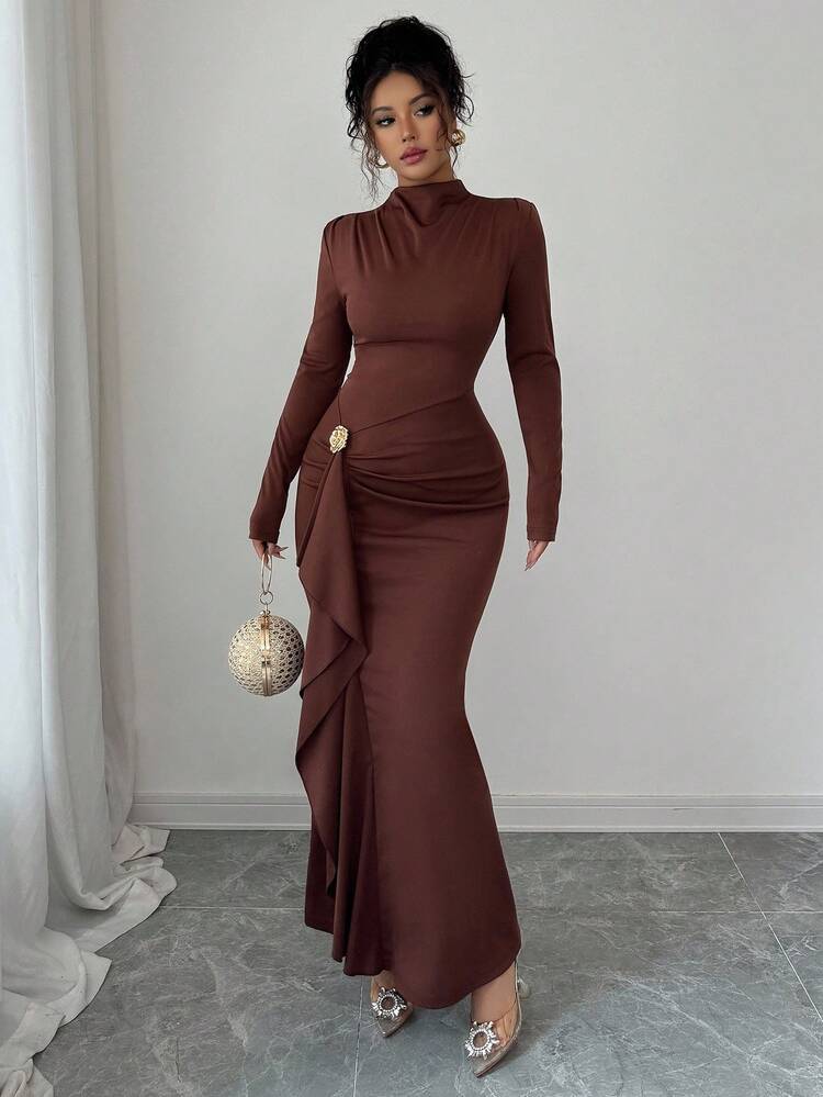 Elenzga Damen Herbst braunes Midi-Kleid mit langen Ärmeln und Metalldekoration, Rüschenbesatz am Saum, elegantes Büro-/Pendlerkleid für Weihnachtspartys, einfarbiges gestricktes Outfit für Silvester, langes luxuriöses Partykleid für Halloween, Feiertage und Dates - Braun - Übersicht 3