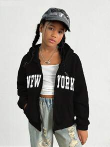 Sweetra Young 秋冬女童英文印花连帽拉链夹克 - 撞色字母印花混合街头风格，适合秋冬季的温暖针织面料，略微宽松的版型为成长提供空间，充满活力的校园和街头风格！