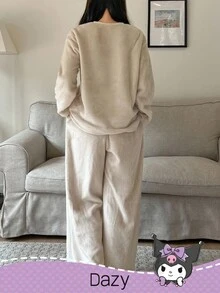 DAZY HELLO KITTY AND FRIENDS | SHEIN 女士卡通刺绣羊毛上衣和裤子睡衣套装，冬季舒适服装，秋季服装 - 米色 - 查看 2