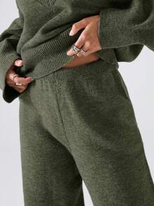 SHEIN EZwear طقم كنزة صوفية وبنطلون بتصميم فضفاض بياقة على شكل حرف V عميقة، لون أحادي، أكمام طويلة، مقاسات كبيرة - أخضر عسكري - مشاهدة 5
