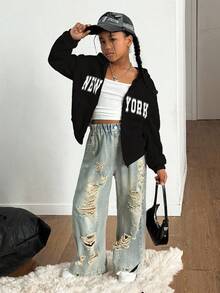 Sweetra Young 秋冬女童英文印花连帽拉链夹克 - 撞色字母印花混合街头风格，适合秋冬季的温暖针织面料，略微宽松的版型为成长提供空间，充满活力的校园和街头风格！