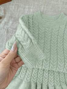SHEIN LMoss Kids LMoss 女婴 Babygirl 两件套卡其色长袖毛衣和松紧腰荷叶边下摆短裙套装，秋冬 - 綠色 - 查看 6