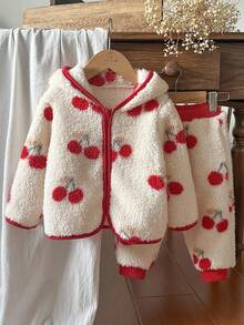 Vintaside Kids 2 件套女婴冬季新款 2025 人造毛皮樱桃印花下摆和衣领红色拉链连帽开衫和宽松袖口裤休闲装 - 彩色 - 查看 4