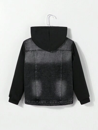 Áo khoác denim có mũ cho bé trai tuổi teen, phong cách đường phố cổ điển, denim đen mài với các mảng vải dệt kim đen, phù hợp cho các buổi đi chơi, hẹn hò, trang phục thường ngày đi học, giải trí & nghỉ lễ, chụp ảnh đường phố, một món đồ thời trang đa năng cho mùa thu/đông.