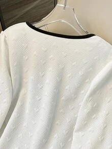 GlowEve 黑色对比白色心形提花长袖手工缝制纽扣羊毛面料 - 白色 - 查看 4
