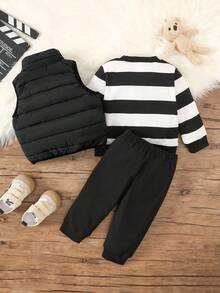 SHEIN 男婴三件套服装，包括条纹套头卫衣、绗缝背心和休闲运动裤，适合6个月至3岁男婴秋冬季穿着。这款男婴冬季套装包含男婴服装、男婴休闲套装、运动服等，舒适百搭。此外，还有男婴绗缝背心外套、黑白条纹秋季套装等。 - 黑與白 - 查看 2