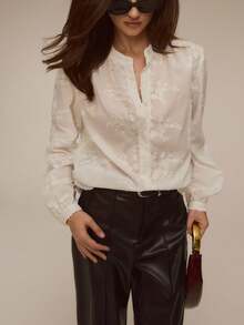 ATUI Studio Blusa blanca elegante de manga larga con cuello redondo y bordados, versátil para mujeres en otoño, adecuada para el trabajo o las vacaciones