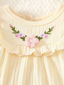 SHEIN 新款长袖新生儿婴儿米色圆领泡泡袖立体刺绣连衣裙可爱优雅简约舒适