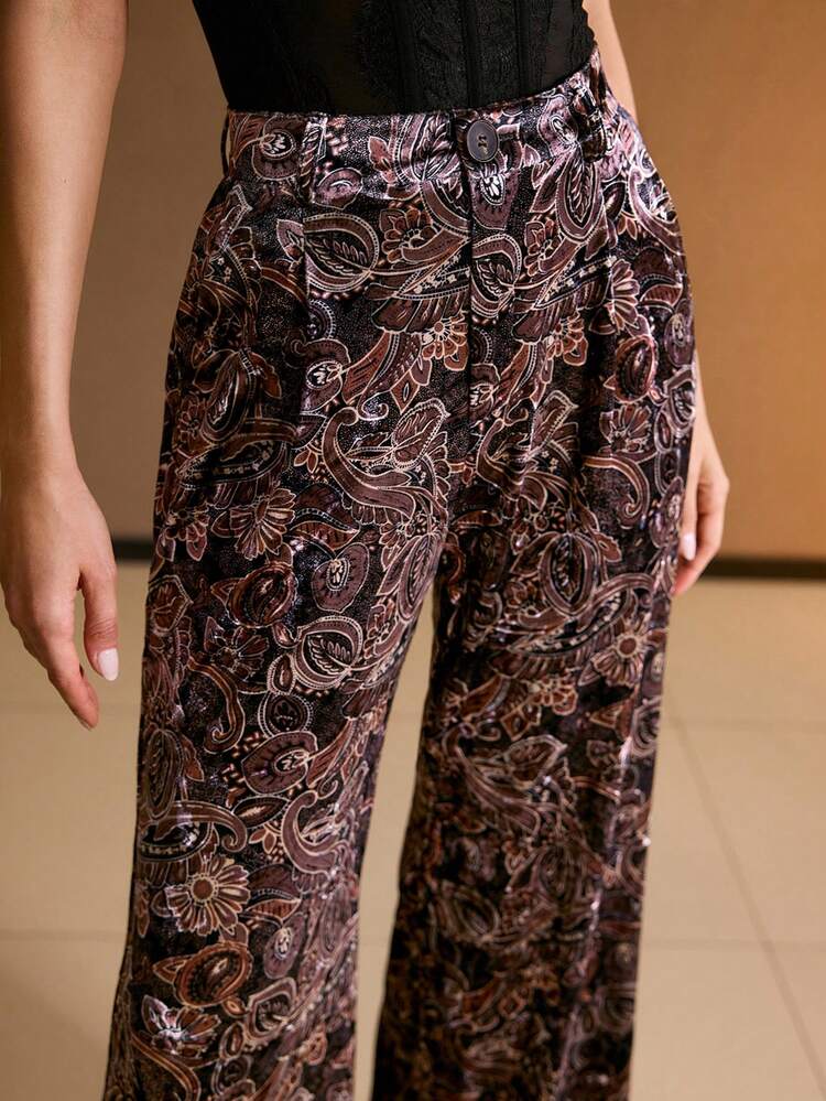 CALÇA FLARE COM PERNA PLISSADA E ESTAMPA TOTAL EM VELUDO