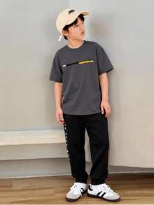 2 件青少年男孩休闲学院风舒适时尚简约实用柔软字母图案圆领短袖 T 恤和松紧腰裤套装，适合秋季、春季、夏季，适合日常穿着、户外玩耍、运动、学校、街头风格、派对和休闲 - 灰色 - 查看 1