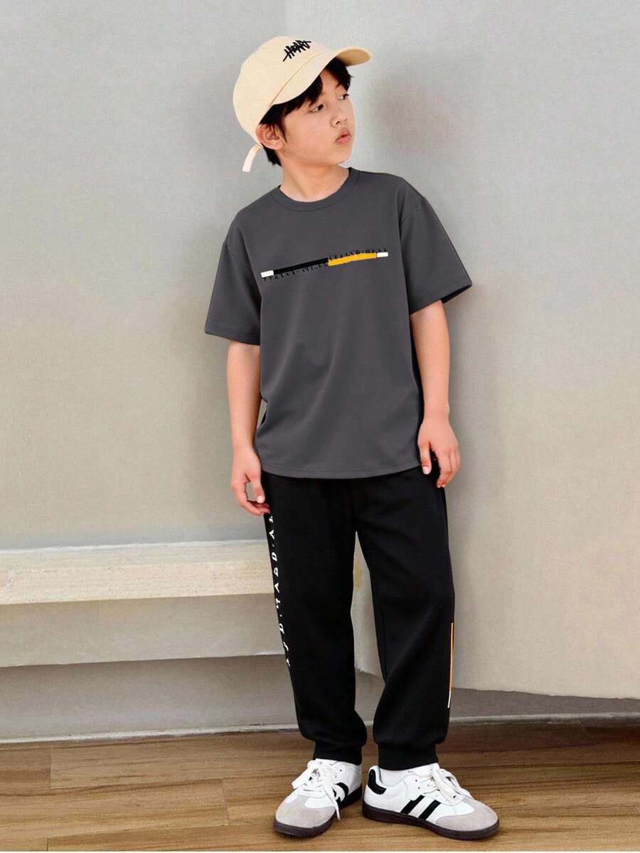 2 件青少年男孩休闲学院风舒适时尚简约实用柔软字母图案圆领短袖 T 恤和松紧腰裤套装,适合秋季、春季、夏季,适合日常穿着、户外玩耍、运动、学校、街头风格、派对和休闲 - 灰色 - 查看 1