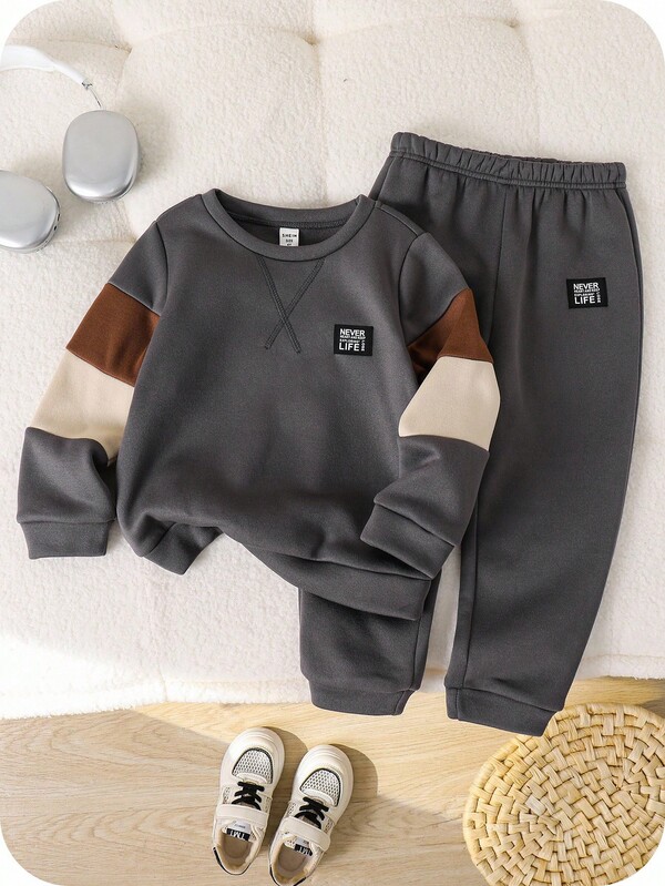 SHEIN 2 Stücke Kinder Jungen Lässiges Collegestyle Bequemes Strick Ärmel Patchwork Rundhals Sweatshirt und Hose Set, geeignet für Pendeln, Schule, Alltag, Collegestyle, passend für Geburtstag, Abendparty, Hochzeit, Taufe, Schulanfang, Alltag, Reisen, Sport, Herbst/Winter, Fleece, verstärkt