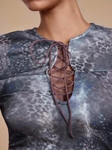 ROMWE Grunge Punk Top ajustado con cuello en V profundo, estampado de leopardo y teñido anudado en estilo vintage y sexy