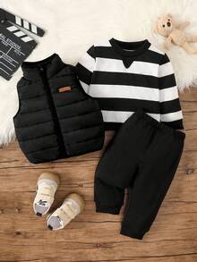 SHEIN 男婴三件套服装，包括条纹套头卫衣、绗缝背心和休闲运动裤，适合6个月至3岁男婴秋冬季穿着。这款男婴冬季套装包含男婴服装、男婴休闲套装、运动服等，舒适百搭。此外，还有男婴绗缝背心外套、黑白条纹秋季套装等。 - 黑與白 - 查看 1