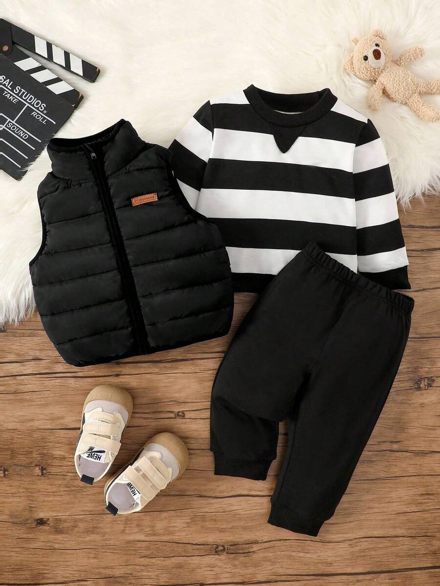 SHEIN 男婴三件套服装，包括条纹套头卫衣、绗缝背心和休闲运动裤，适合6个月至3岁男婴秋冬季穿着。这款男婴冬季套装包含男婴服装、男婴休闲套装、运动服等，舒适百搭。此外，还有男婴绗缝背心外套、黑白条纹秋季套装等。 - 黑與白 - 查看 1