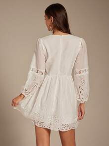 Enchnt 秋冬浪漫女士白色花卉镂空刺绣V领长款灯笼袖迷你连衣裙 - 白色 - 查看 7