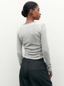 Nöista 灰色罗纹针织短款上衣，方领长袖设计，尽显优雅修身，是冬季时尚叠穿和休闲都市女性穿搭的理想之选，可与外套、裙子或高腰裤完美搭配，打造精致的圣诞节和新年造型。 - 淺灰色 - 查看 3