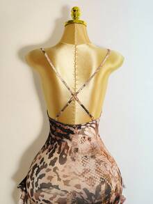 Mistrie 性感蝴蝶翅膀覆盖豹纹吊带背心低胸修身荷叶边下摆修身连衣裙 - 摩卡棕 - 查看 4