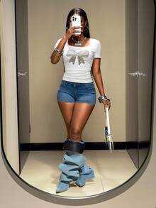 Slaydiva Camiseta básica de verano para mujer con cuello redondo, mangas cortas, ajuste regular, pliegues laterales ajustados y tela elástica acanalada con estampado de lazo y lentejuelas blancas - Blanco - Ver 4