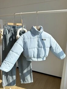 Abrigo corto casual y acolchado para niñas, de cuello alto ligero, con borde acanalado azul, fondo negro y logo blanco, adecuado para la escuela, ir y venir, compras, caminatas y salidas, se puede combinar con suéteres de manga larga y pantalones