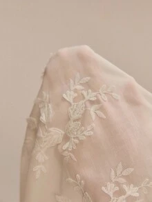 ATUI Studio Blusa blanca elegante de manga larga con cuello redondo y bordados, versátil para mujeres en otoño, adecuada para el trabajo o las vacaciones