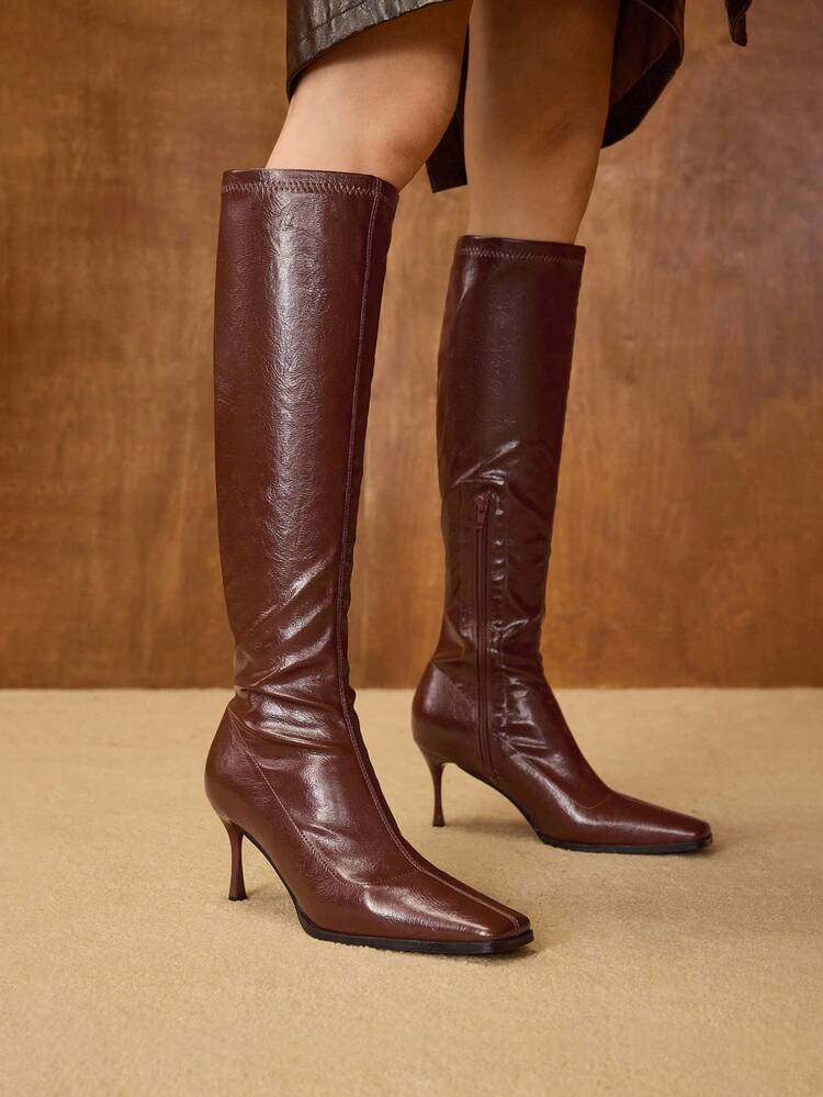 BOTAS ALTAS DE MUJER DE TACÓN DE AGUJA CON CREMALLERA LATERAL Y PUNTA CUADRADA EN COLOR MARRÓN