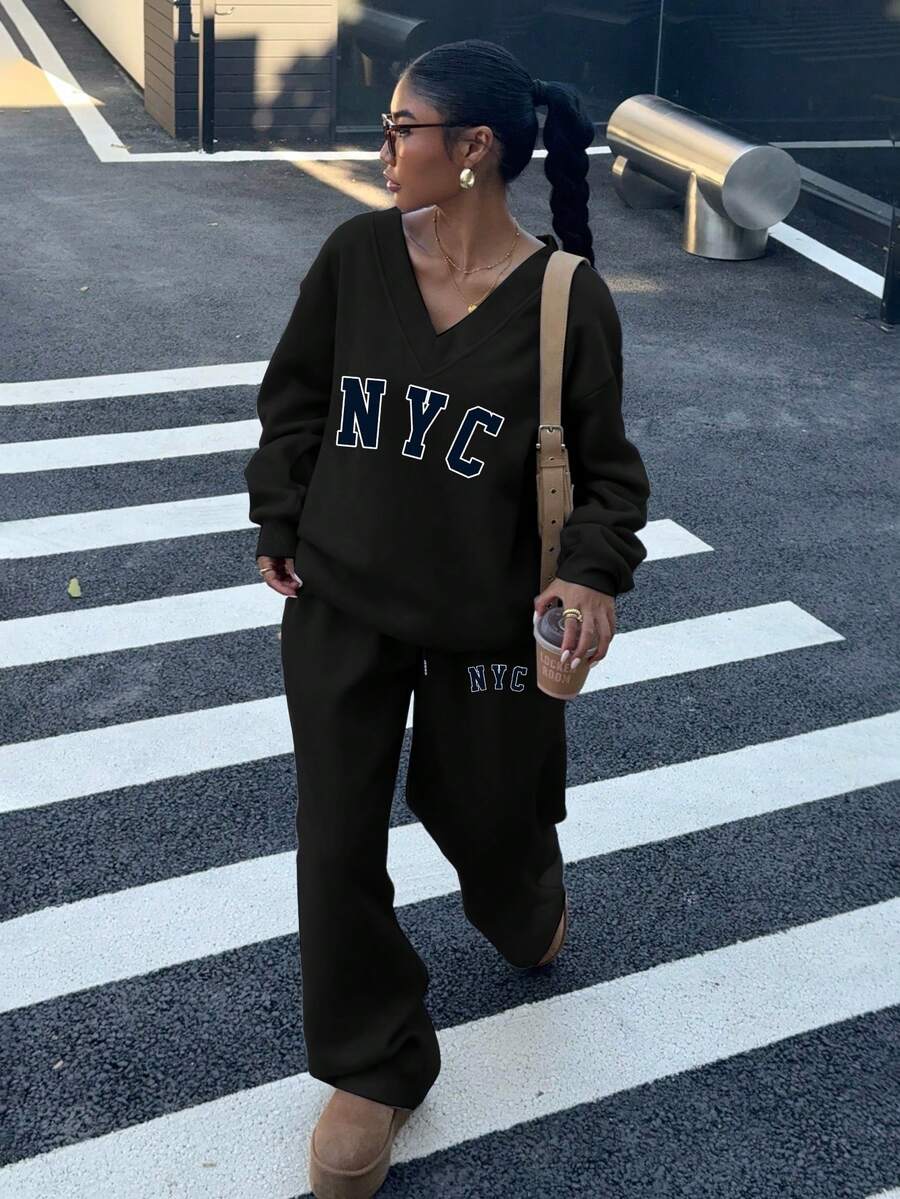 SHEIN EZwear 2 件套女士纽约英伦印花 V 领宽松运动衫和运动裤套装，秋冬休闲装 - 黑色 - 查看 1