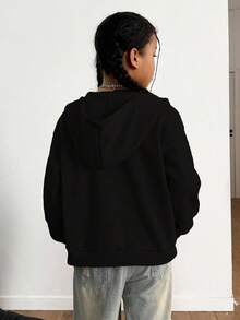 Sweetra Young 秋冬女童英文印花连帽拉链夹克 - 撞色字母印花混合街头风格，适合秋冬季的温暖针织面料，略微宽松的版型为成长提供空间，充满活力的校园和街头风格！