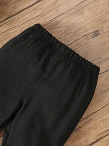 SHEIN 男婴三件套服装，包括条纹套头卫衣、绗缝背心和休闲运动裤，适合6个月至3岁男婴秋冬季穿着。这款男婴冬季套装包含男婴服装、男婴休闲套装、运动服等，舒适百搭。此外，还有男婴绗缝背心外套、黑白条纹秋季套装等。 - 黑與白 - 查看 6