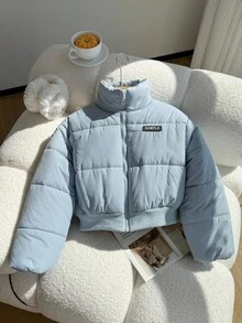 Abrigo corto casual y acolchado para niñas, de cuello alto ligero, con borde acanalado azul, fondo negro y logo blanco, adecuado para la escuela, ir y venir, compras, caminatas y salidas, se puede combinar con suéteres de manga larga y pantalones