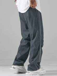 Manfinity Hypemode 男士字母印花抽绳腰褶口袋休闲裤，防风运动裤，宽松街头风，美式复古速干伞兵工作裤，男士夏季清洁修身裤，宽松直筒休闲裤，秋季 - 深灰色 - 查看 2