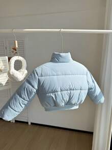 Abrigo corto casual y acolchado para niñas, de cuello alto ligero, con borde acanalado azul, fondo negro y logo blanco, adecuado para la escuela, ir y venir, compras, caminatas y salidas, se puede combinar con suéteres de manga larga y pantalones