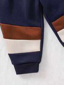 SHEIN Bộ quần áo nỉ cổ tròn và quần nỉ màu nâu tương phản thường ngày cho bé trai/bé gái, phù hợp mặc vào mùa thu/đông, trong nhà và ngoài trời - Màu xanh hải quân - Xem 3