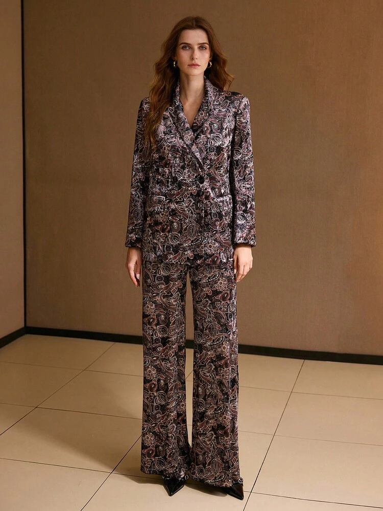 CALÇA FLARE COM PERNA PLISSADA E ESTAMPA TOTAL EM VELUDO
