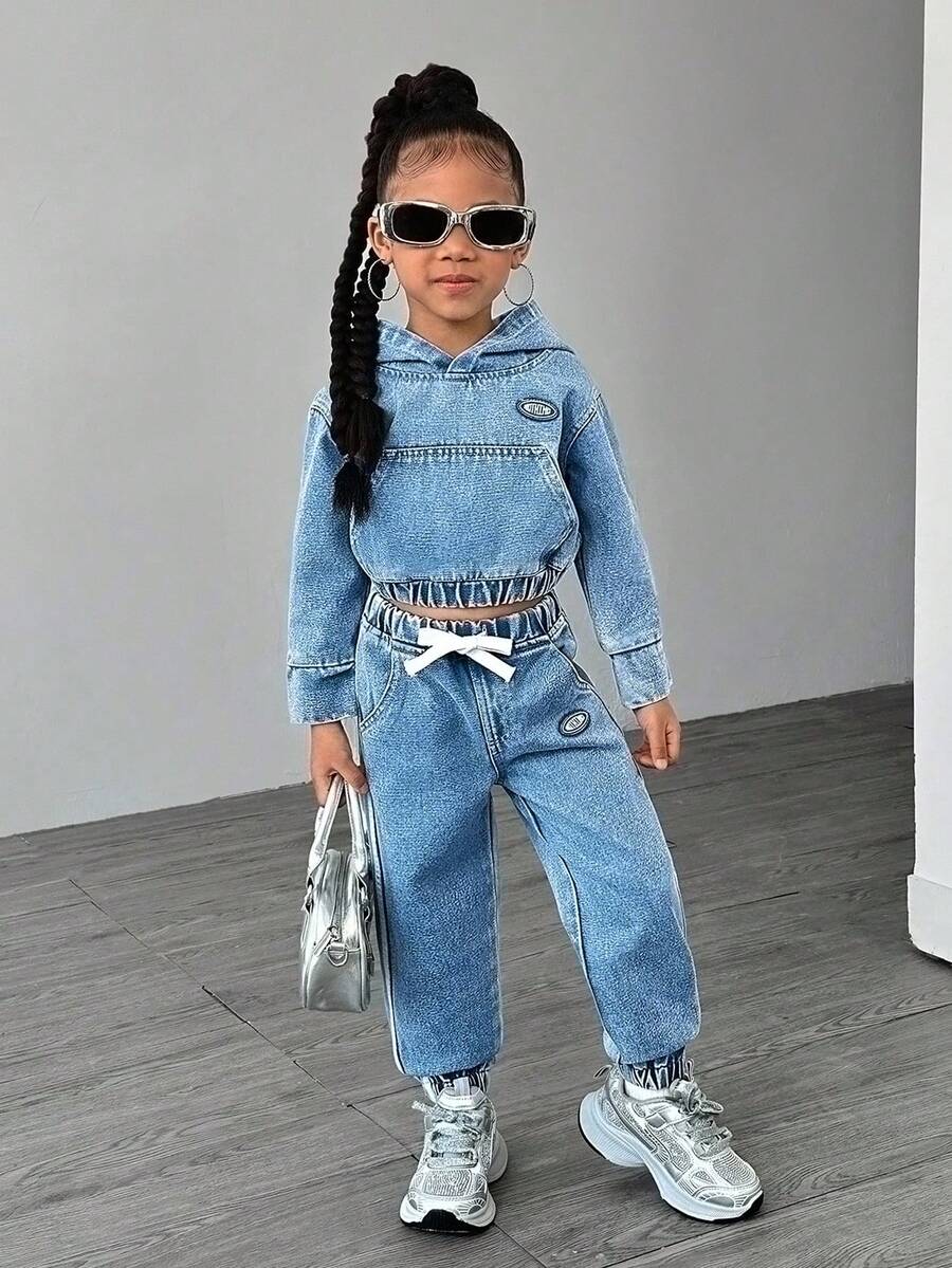 Sparklyn 女孩休闲牛仔运动衫和慢跑裤套装，柔软水洗百搭时尚运动街头风格，轻盈春秋 - 中等水洗藍 - 查看 1