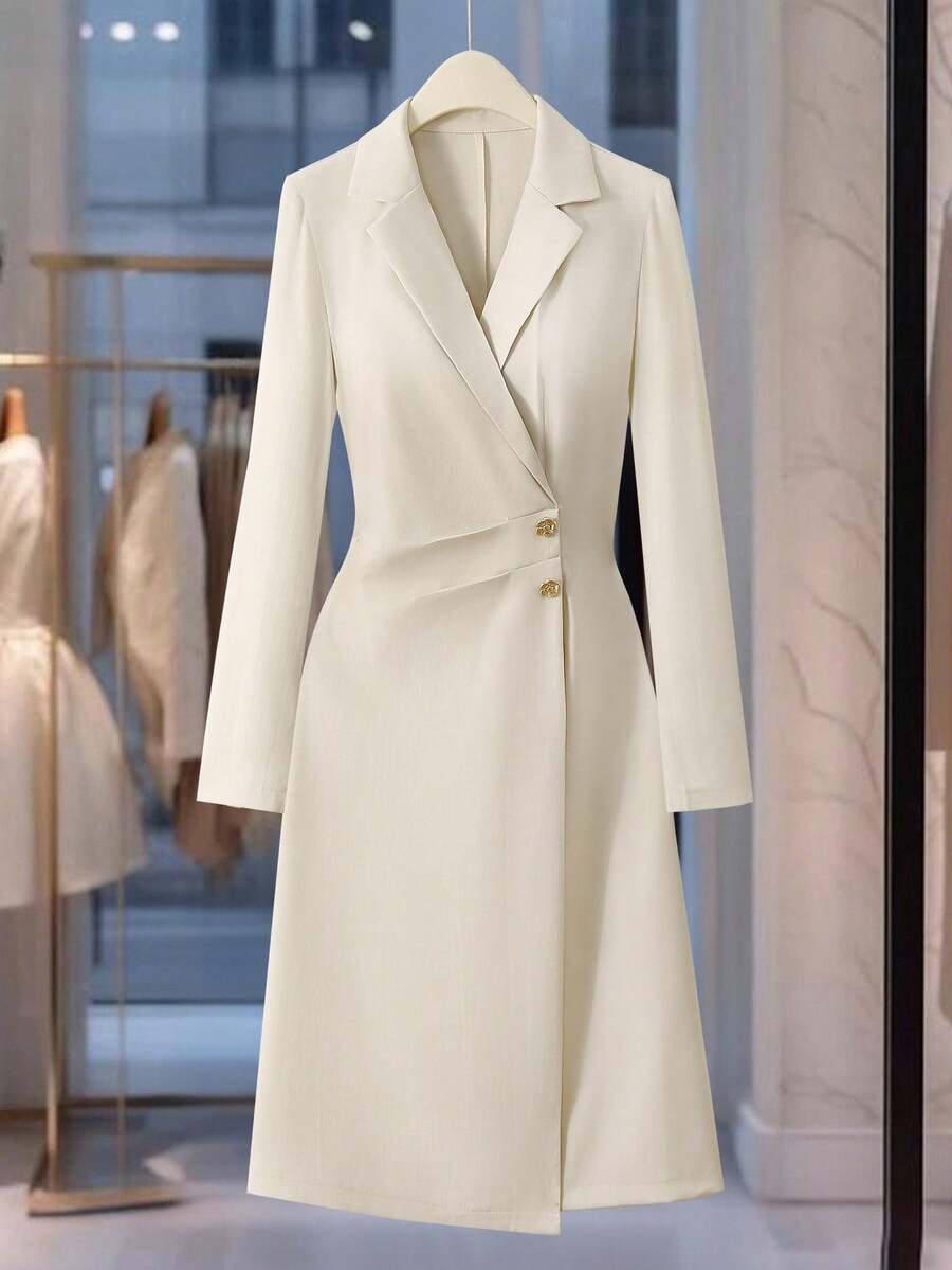 GlowEve 女士杏色通勤优雅翻领金色 3D 花朵金属手工缝制褶皱腰 A 字长袖连衣裙 - 杏色 - 查看 1