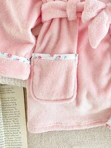 SHEIN Playful Pals Bộ trang phục 3 món cho bé gái: Quần dài in hoa trắng, áo dài tay và áo khoác lông cừu thêu hình mèo dễ thương, thanh lịch và đáng yêu cho mùa thu/đông - Màu Hồng baby - Xem 4