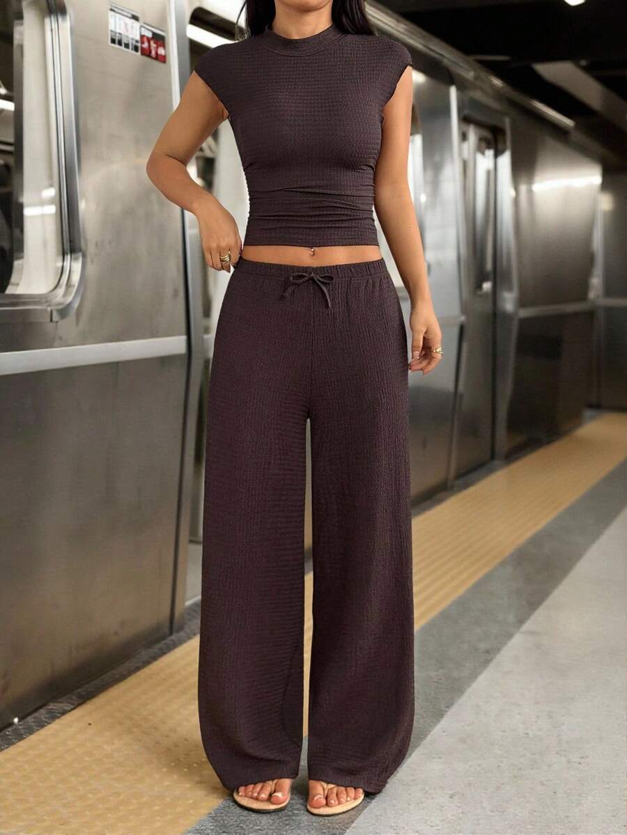 SHEIN PETITE 女士夏季纯色立领褶皱上衣裤套装(2件套),休闲女装,运动服,女士夏季服装,女士夏季休闲套装,棕色两件套,女士两件裤装,女士休闲两件套,舒适两件套,棕色裤装,女士棕色裤装两件套 - 棕色 - 查看 1