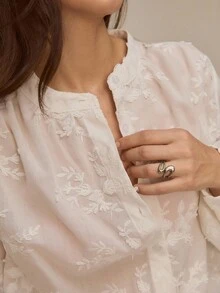 ATUI Studio Blusa blanca elegante de manga larga con cuello redondo y bordados, versátil para mujeres en otoño, adecuada para el trabajo o las vacaciones
