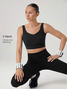 GLOWMODE FeatherFit™-Sculpt 内置罩杯 V 领露背可调节运动文胸中等强度跑步慢跑训练健身房锻炼 - 黑色 - 查看 3