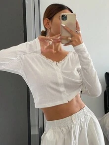 Livesso 女式撞色蕾丝 V 领纽扣修身长袖 T 恤 - 白色 - 查看 8