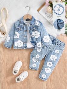 SHEIN 2 piezas Conjunto de niña bebé de mezclilla, chaqueta/abrigo estampado de moda + pantalones de mezclilla estampados casuales, conjunto de mezclilla con estampado floral de estilo callejero para bebé - Azul lavado medio - Ver 1