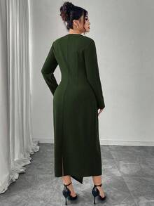 Modelyn 大码女式金属扣褶饰腰部交叉 V 领长袖优雅紧身连衣裙，适合通勤和派对 - 橄欖綠 - 查看 2