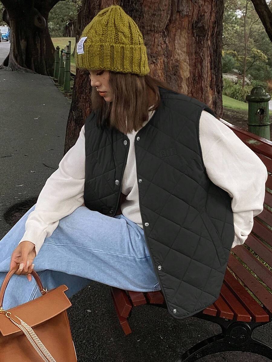 DAZY 轻薄无袖绗缝背心外套，绗缝图案，宽松休闲刺绣字母设计，女士纯棉外套，秋冬女式大衣 - 黑色 - 查看 1