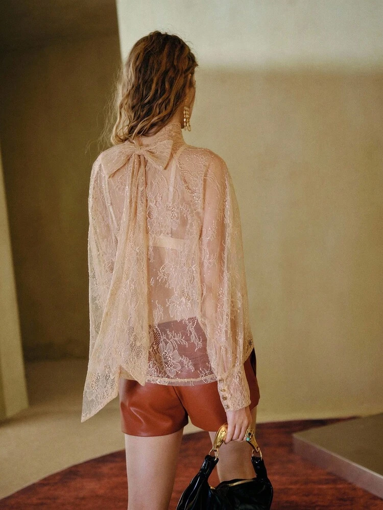 MOTF STUDIO BLUSA DE ENCAJE CON MANGAS TIPO MURCIÉLAGO OVERSIZE Y CUELLO DE LAZO