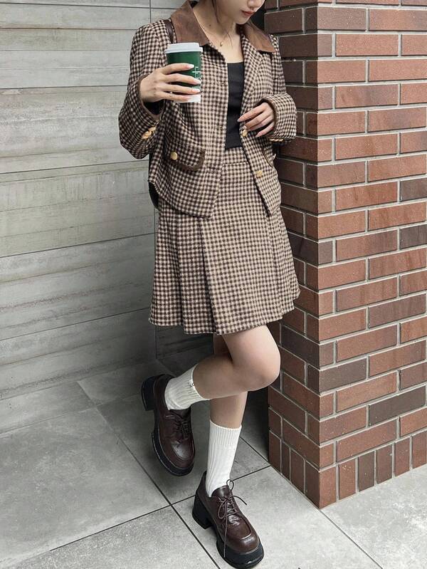 FRIFUL Conjunto feminino casual de jaqueta curta com modelagem relaxada, gola xadrez cáqui, punhos contrastantes e saia plissada. Ideal para o ambiente de trabalho no outono.